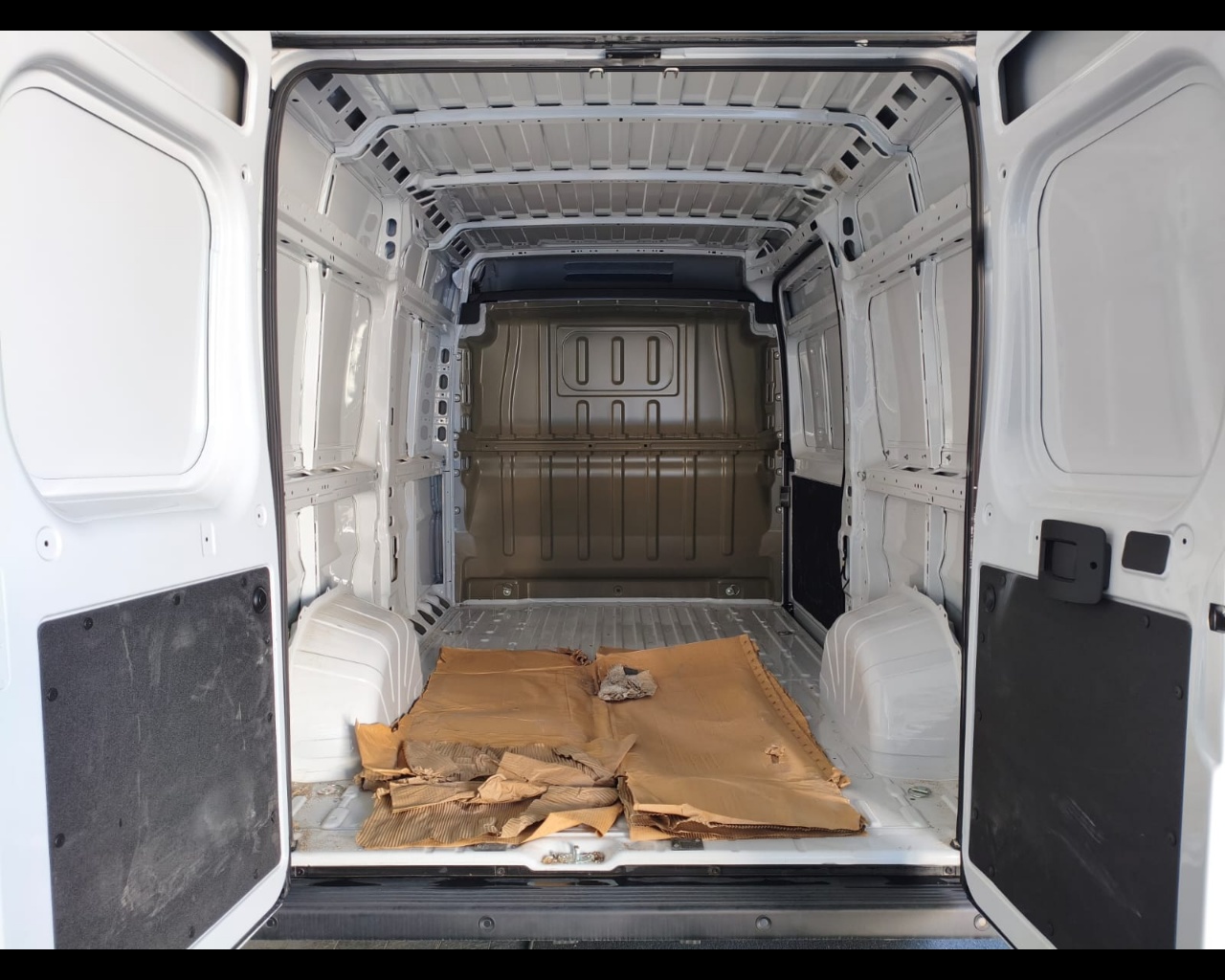 Foto PEUGEOT Boxer Furgone 333 L2 H2 BlueHDi 140 S&S